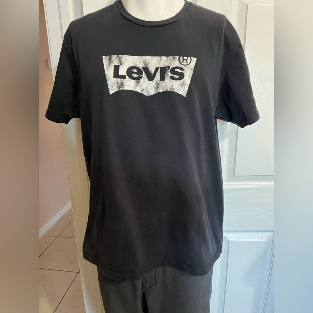 Levi's Black Graphic Men's Tee(30)